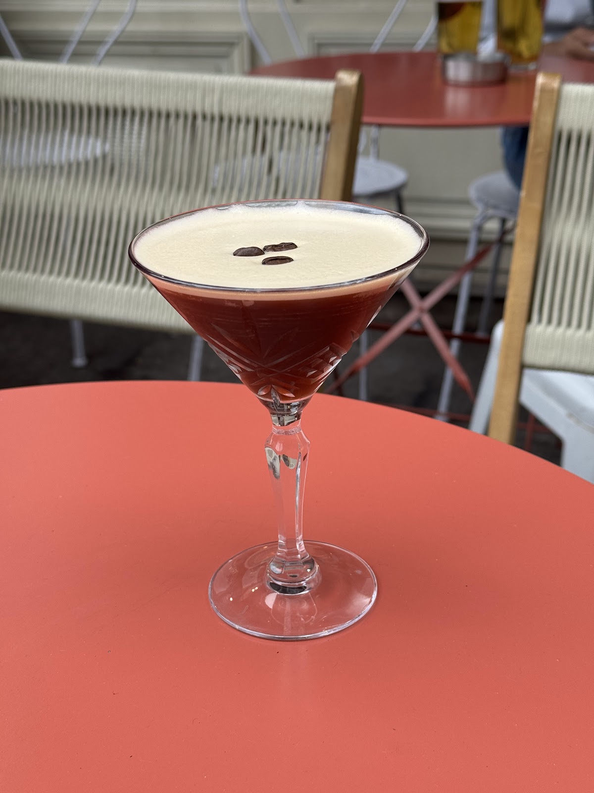 Verre en terrasse chez VINOBOBO, à deux pas du Cirque d'Hiver
