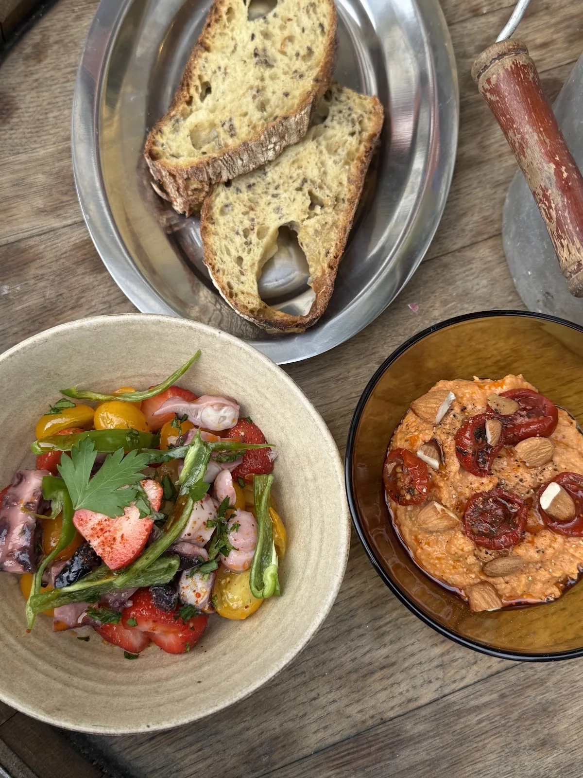 Assiettes maison à partager, accompagnées d'un verre de vin nature