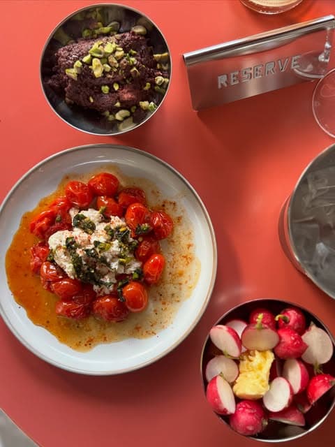 Assiette de tomates rôties et radis